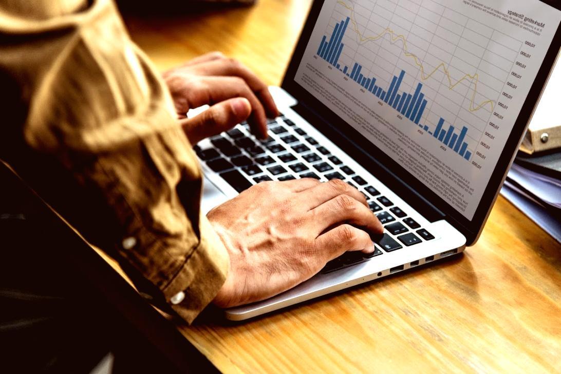 Sportowiec podczas treningu na siłowni z odpowiednim planem żywieniowym